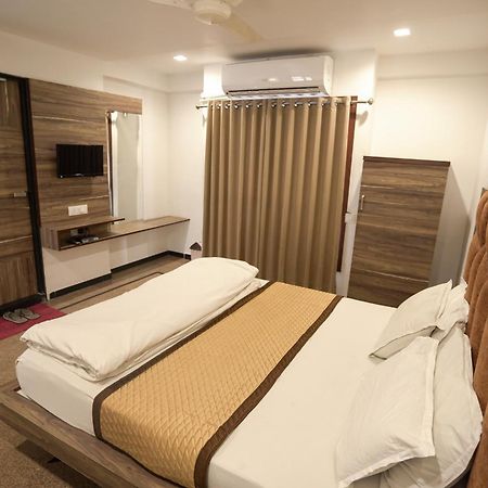 Hotel Shertown Ahmedabad Bagian luar foto