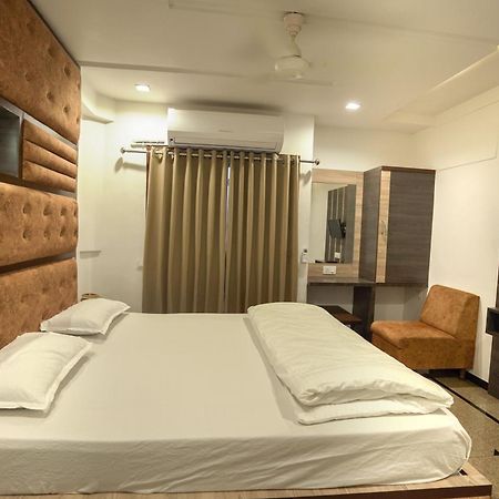 Hotel Shertown Ahmedabad Bagian luar foto