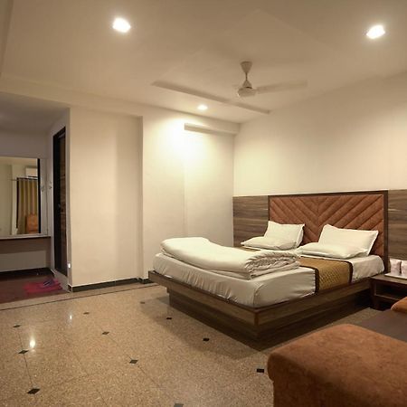 Hotel Shertown Ahmedabad Bagian luar foto