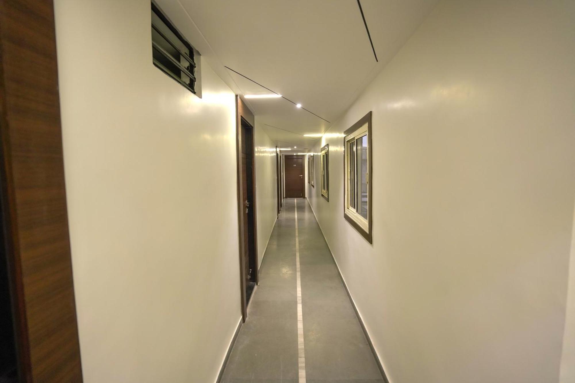 Hotel Shertown Ahmedabad Bagian luar foto