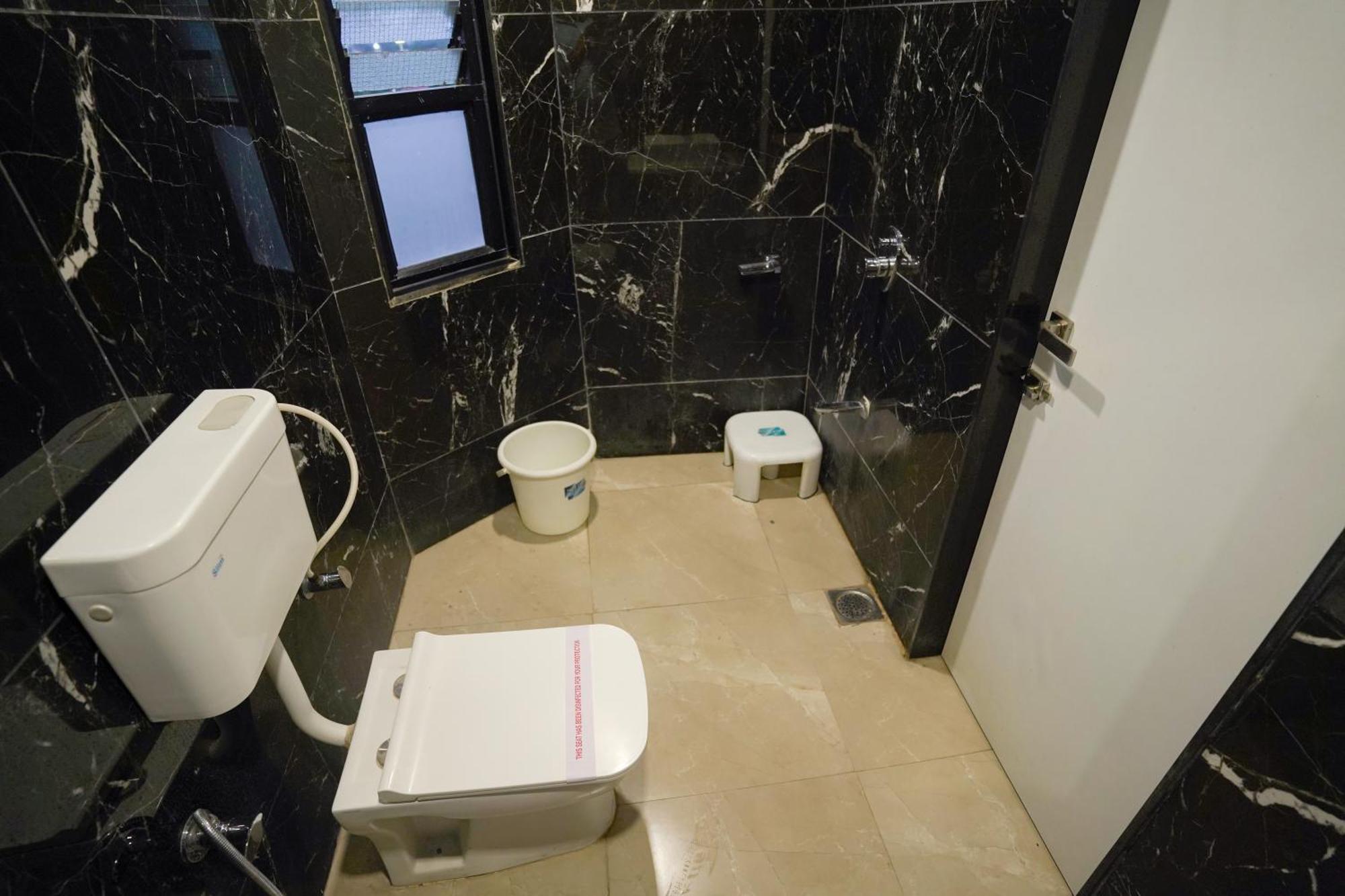 Hotel Shertown Ahmedabad Bagian luar foto