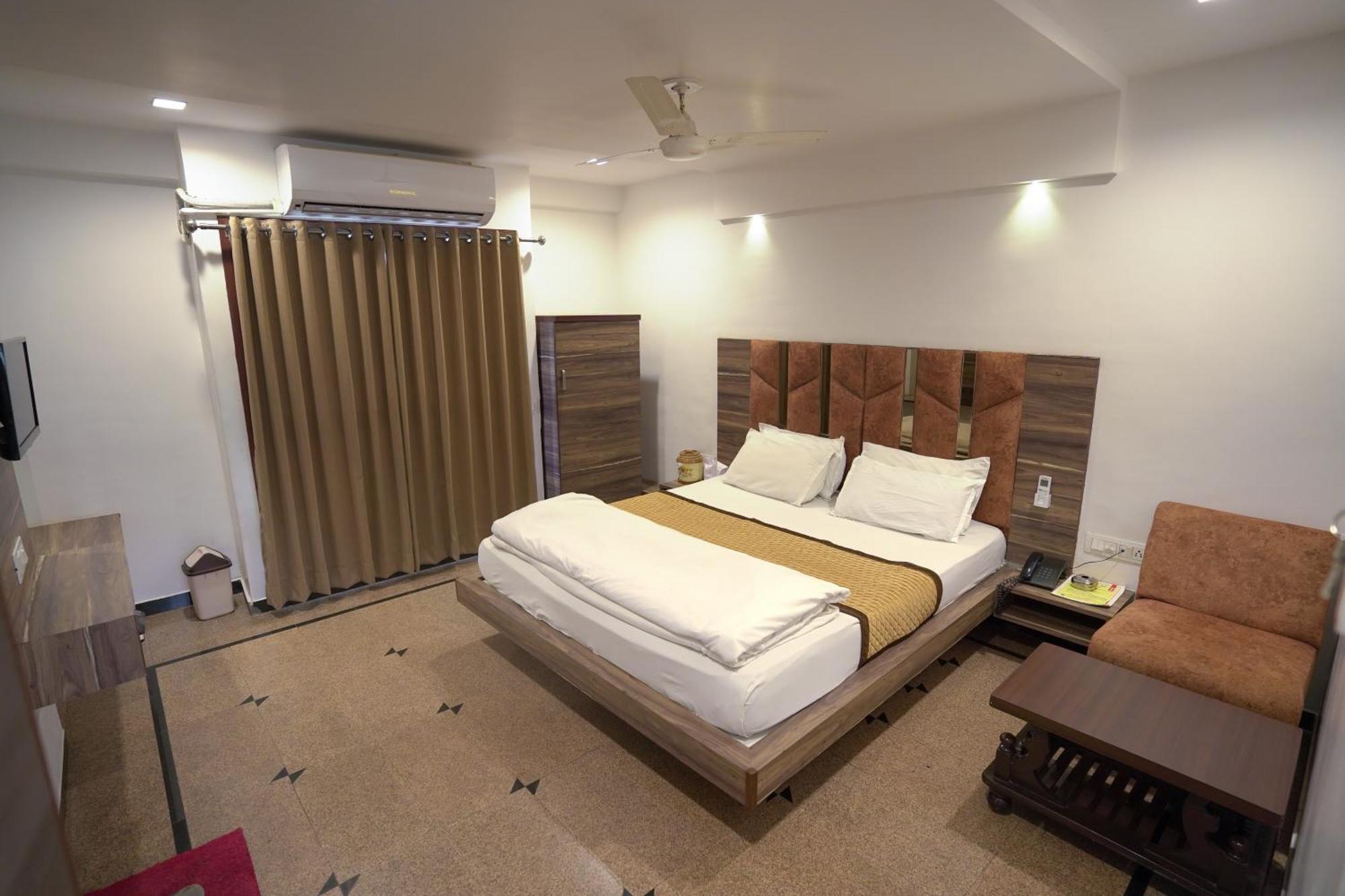 Hotel Shertown Ahmedabad Bagian luar foto