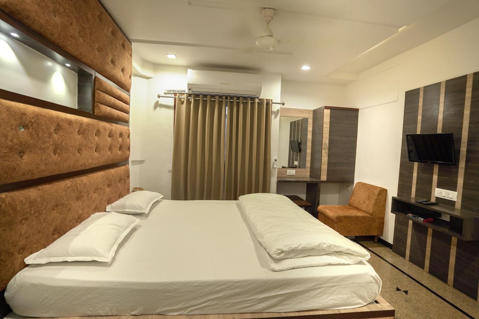 Hotel Shertown Ahmedabad Bagian luar foto