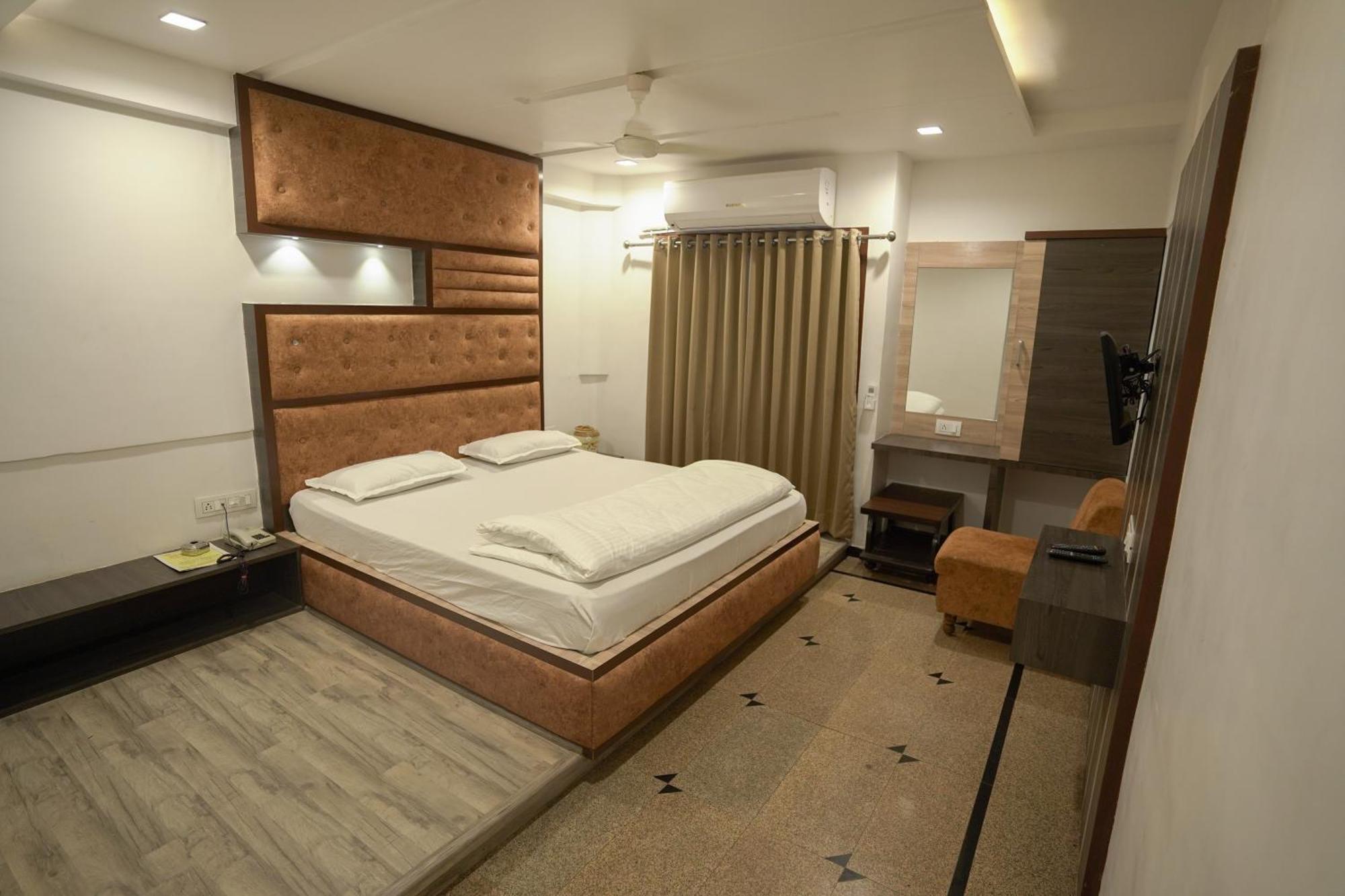 Hotel Shertown Ahmedabad Bagian luar foto