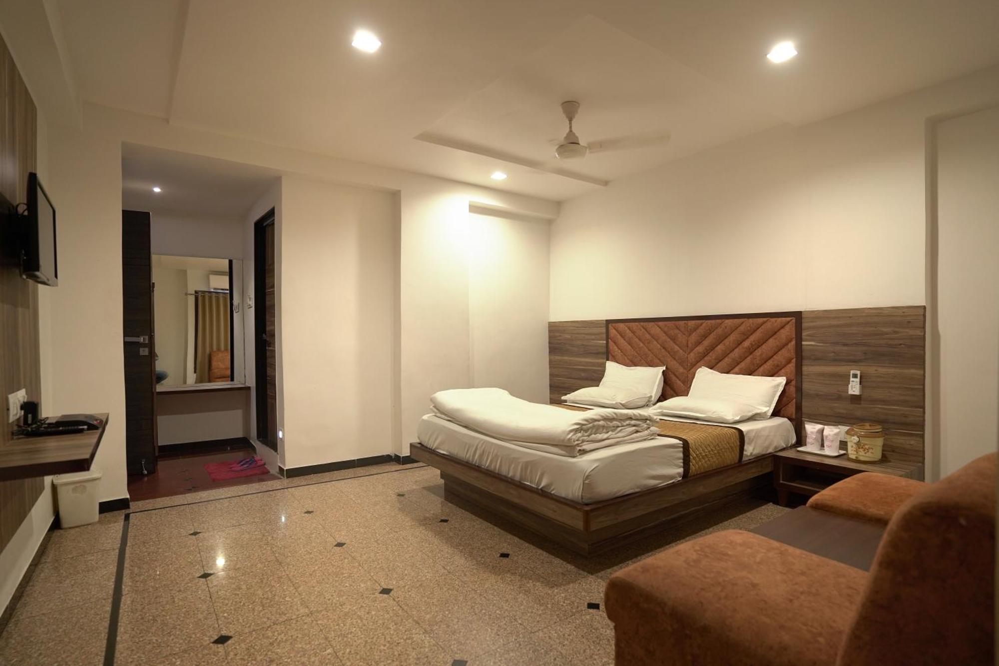 Hotel Shertown Ahmedabad Bagian luar foto