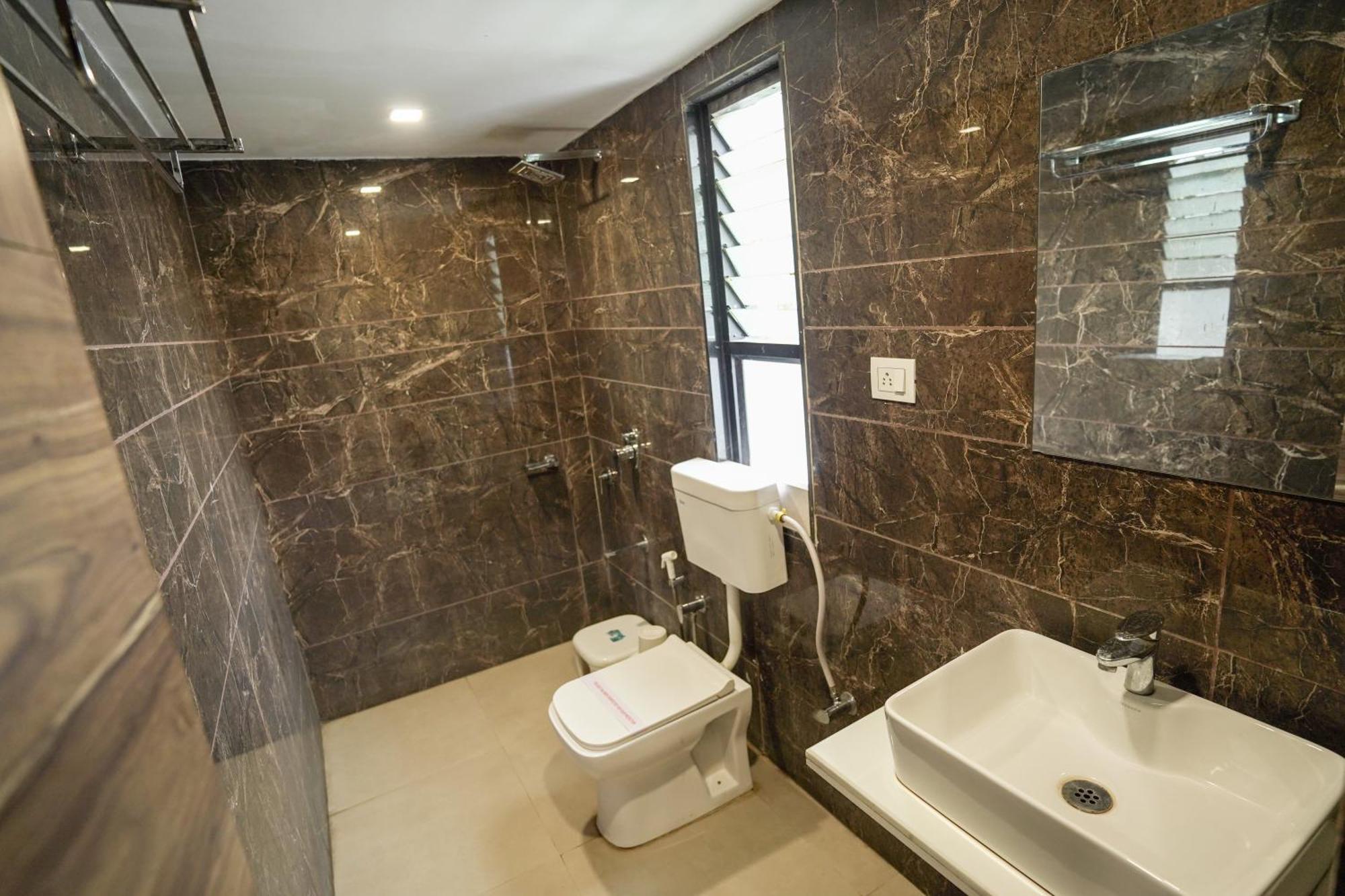 Hotel Shertown Ahmedabad Bagian luar foto