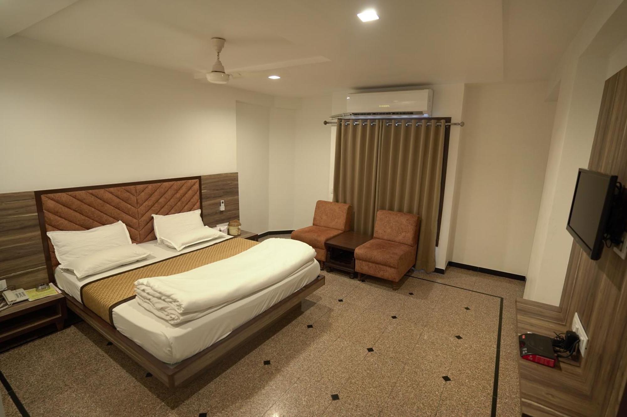 Hotel Shertown Ahmedabad Bagian luar foto