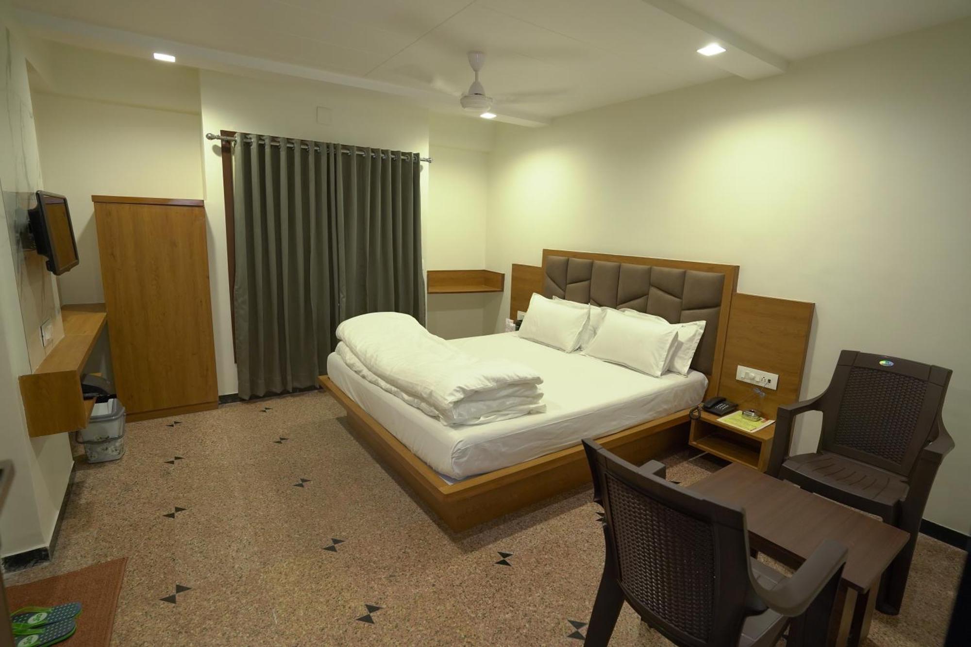 Hotel Shertown Ahmedabad Bagian luar foto