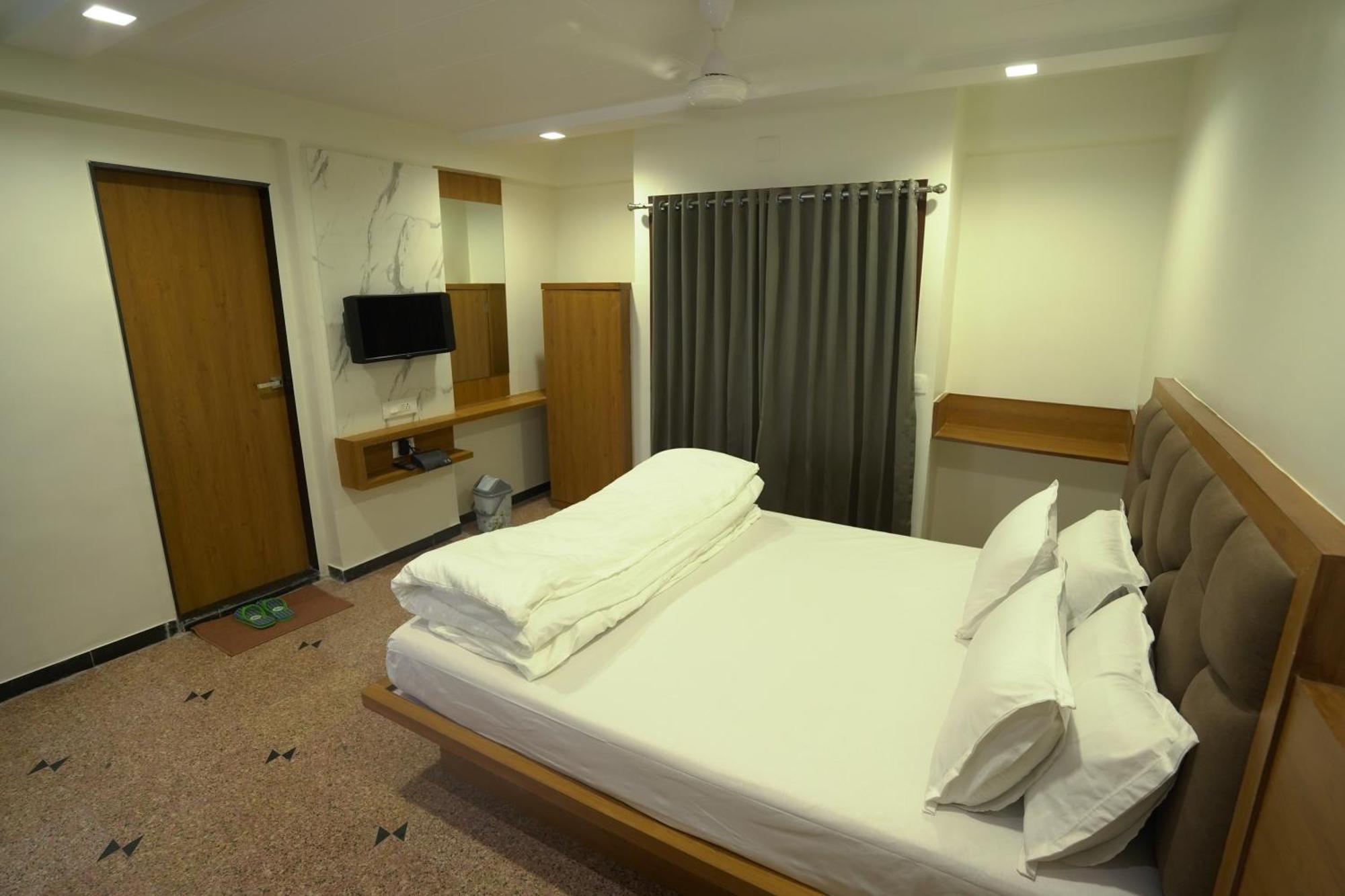 Hotel Shertown Ahmedabad Bagian luar foto