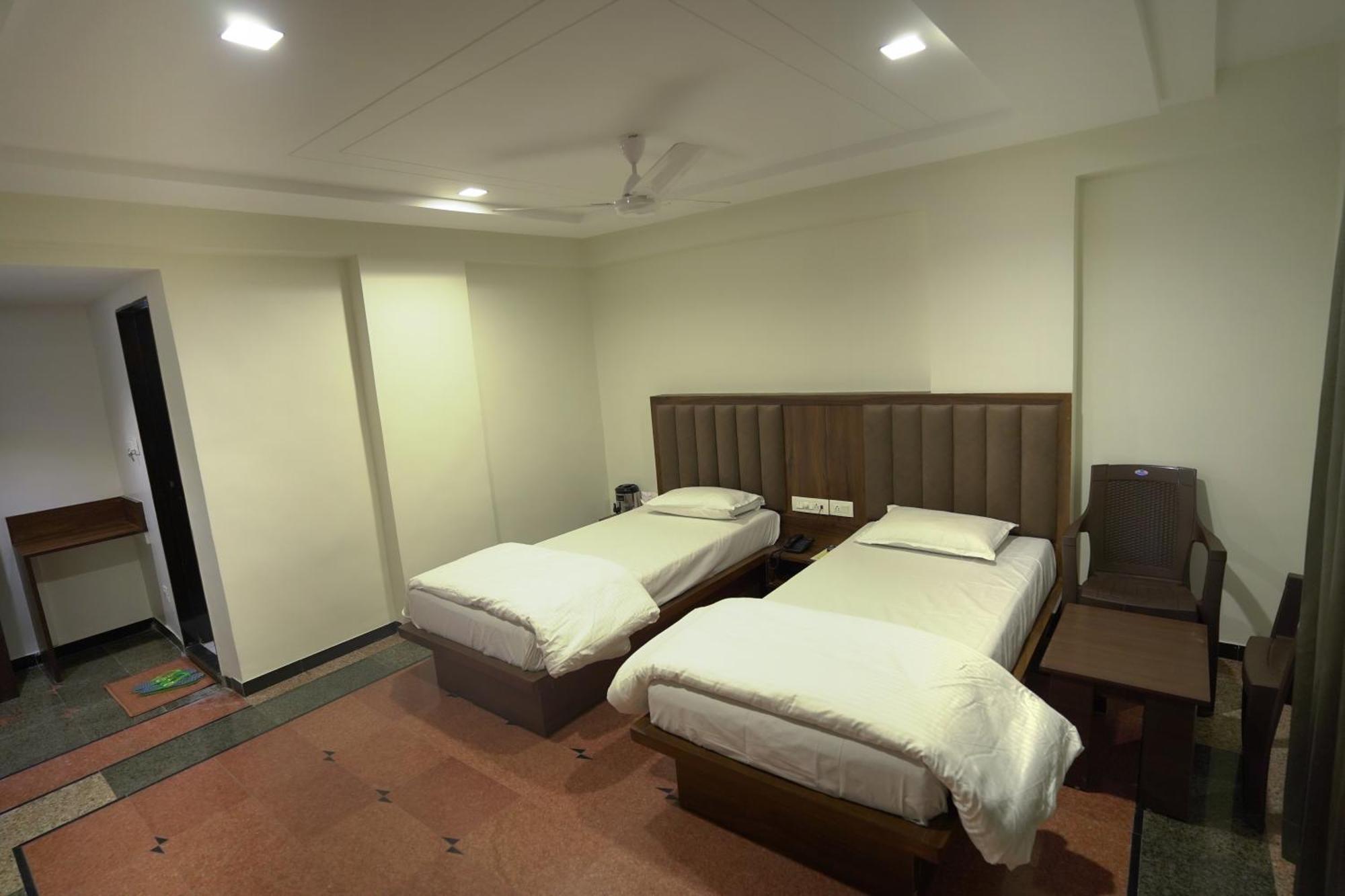 Hotel Shertown Ahmedabad Bagian luar foto