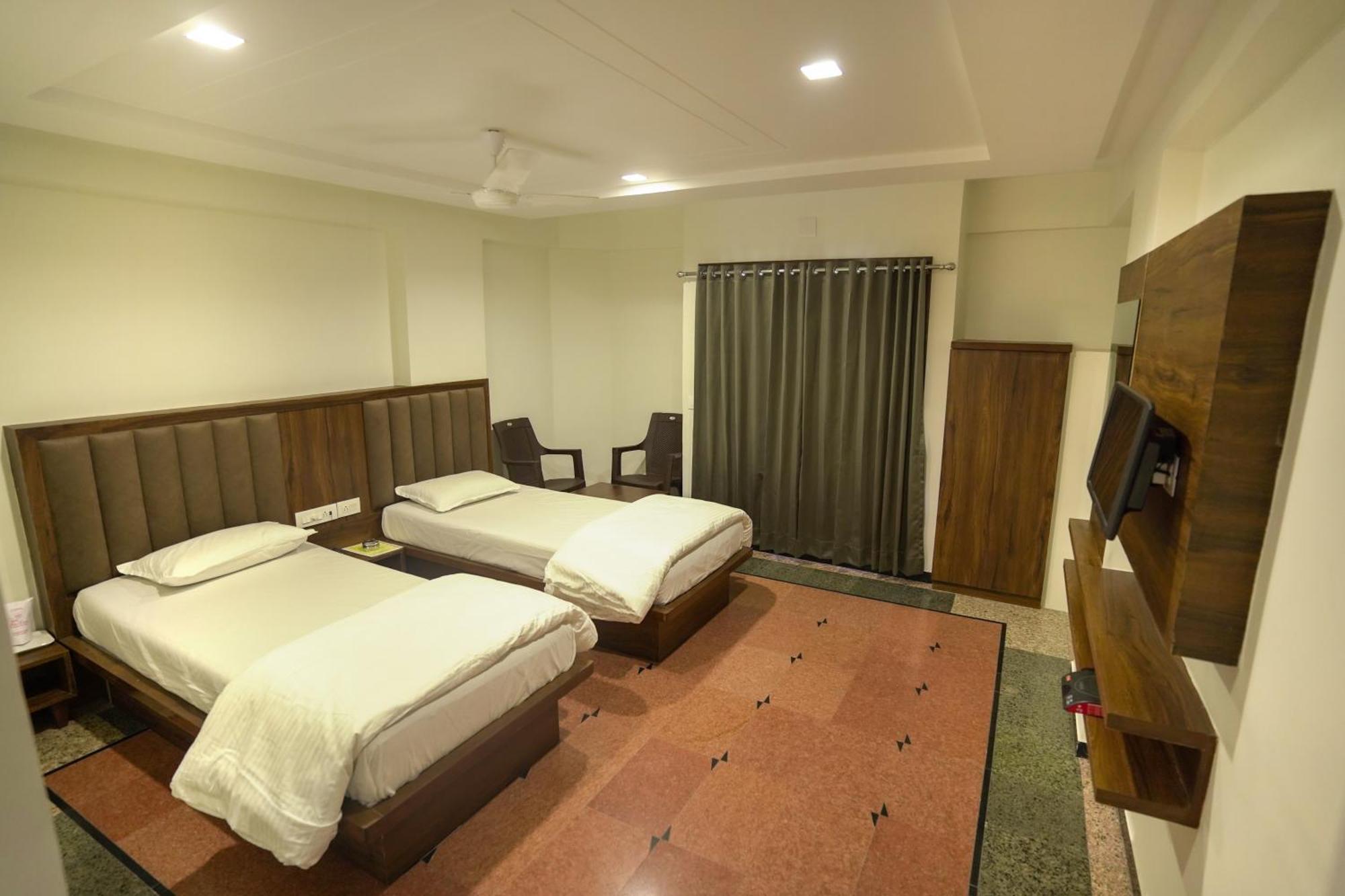 Hotel Shertown Ahmedabad Bagian luar foto