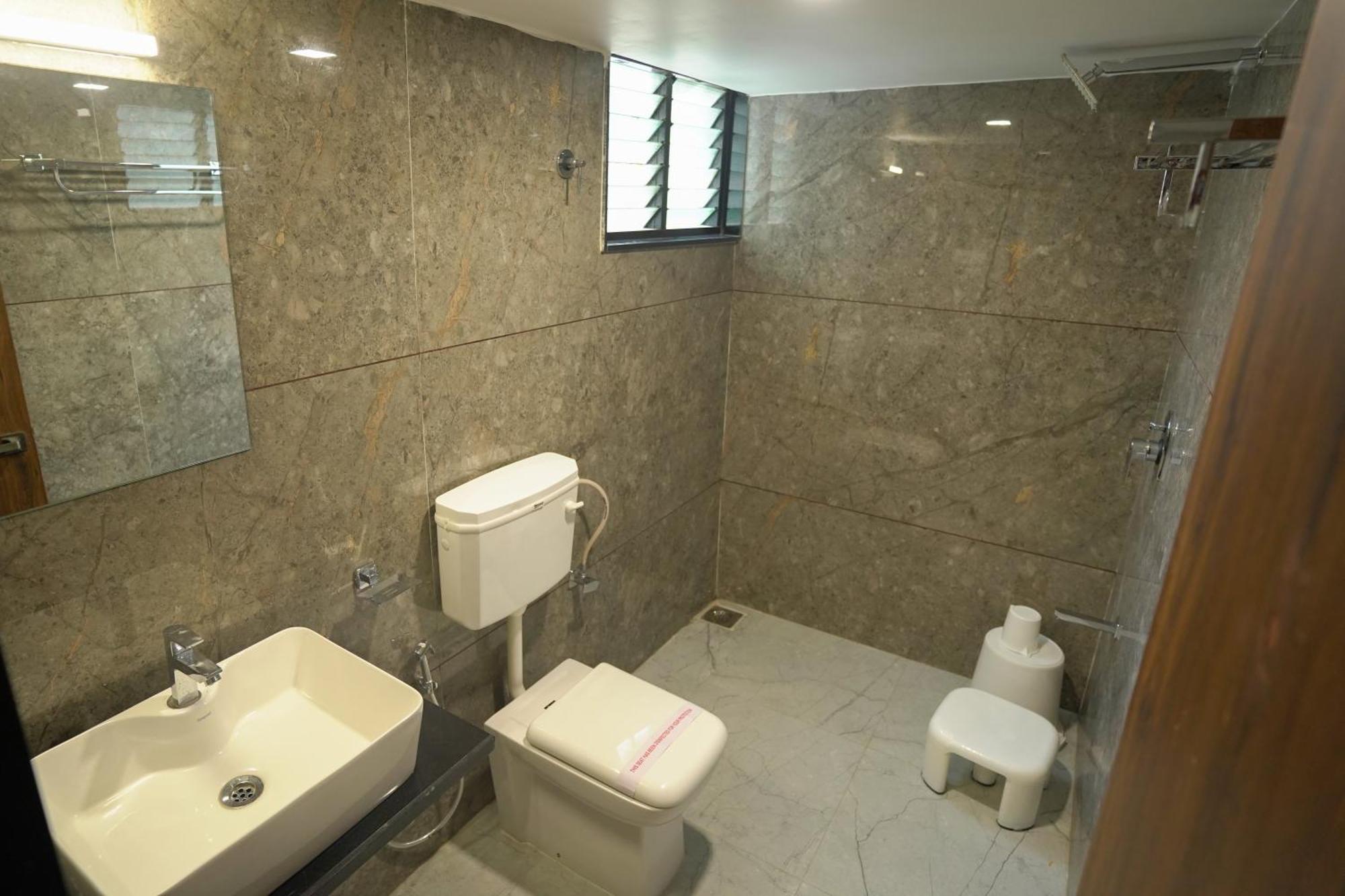 Hotel Shertown Ahmedabad Bagian luar foto