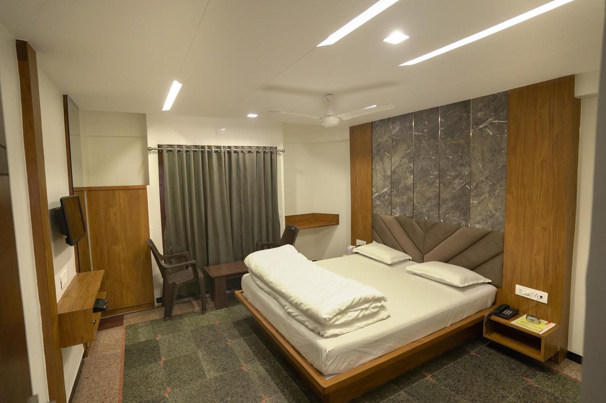 Hotel Shertown Ahmedabad Bagian luar foto