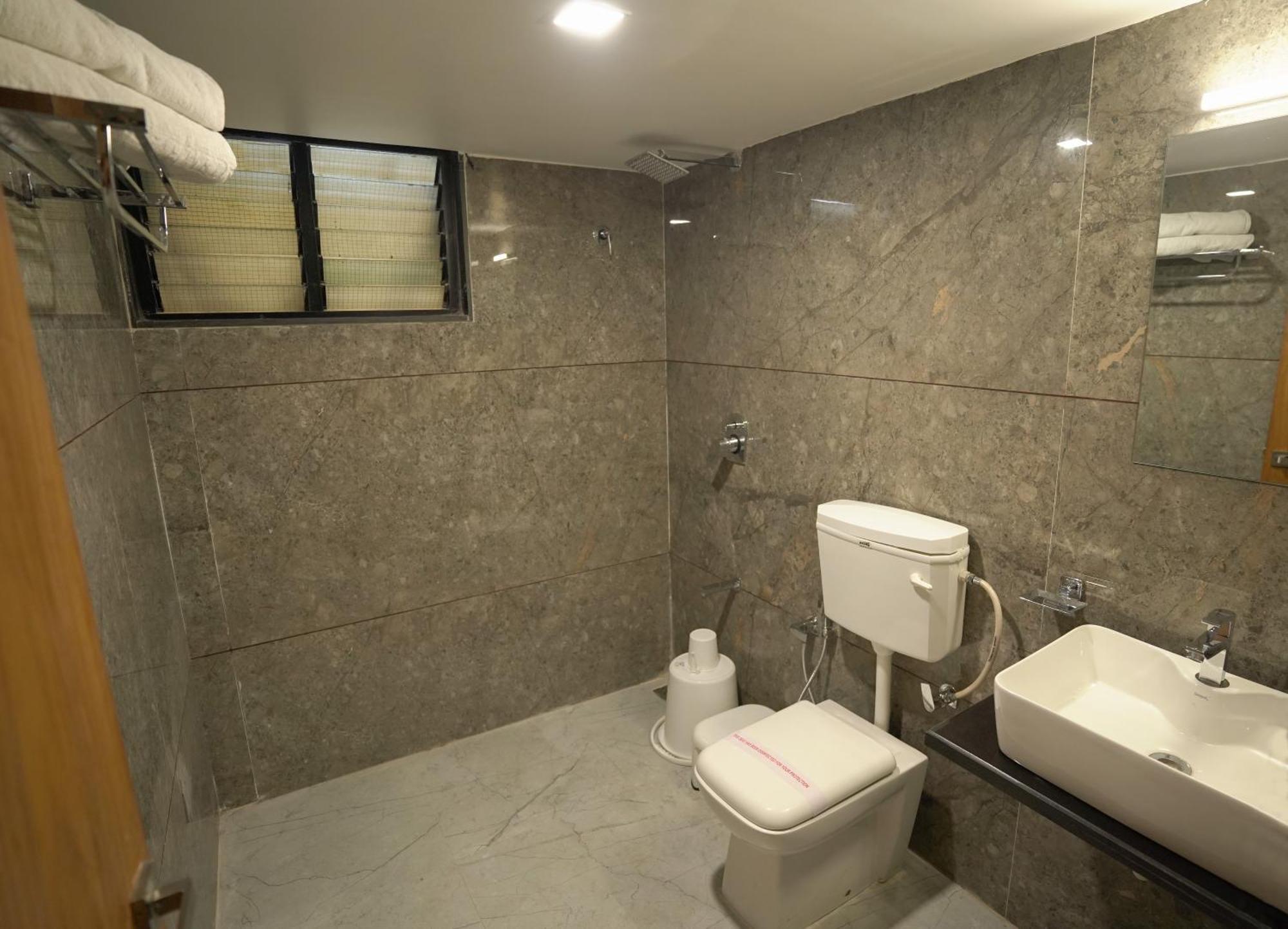 Hotel Shertown Ahmedabad Bagian luar foto