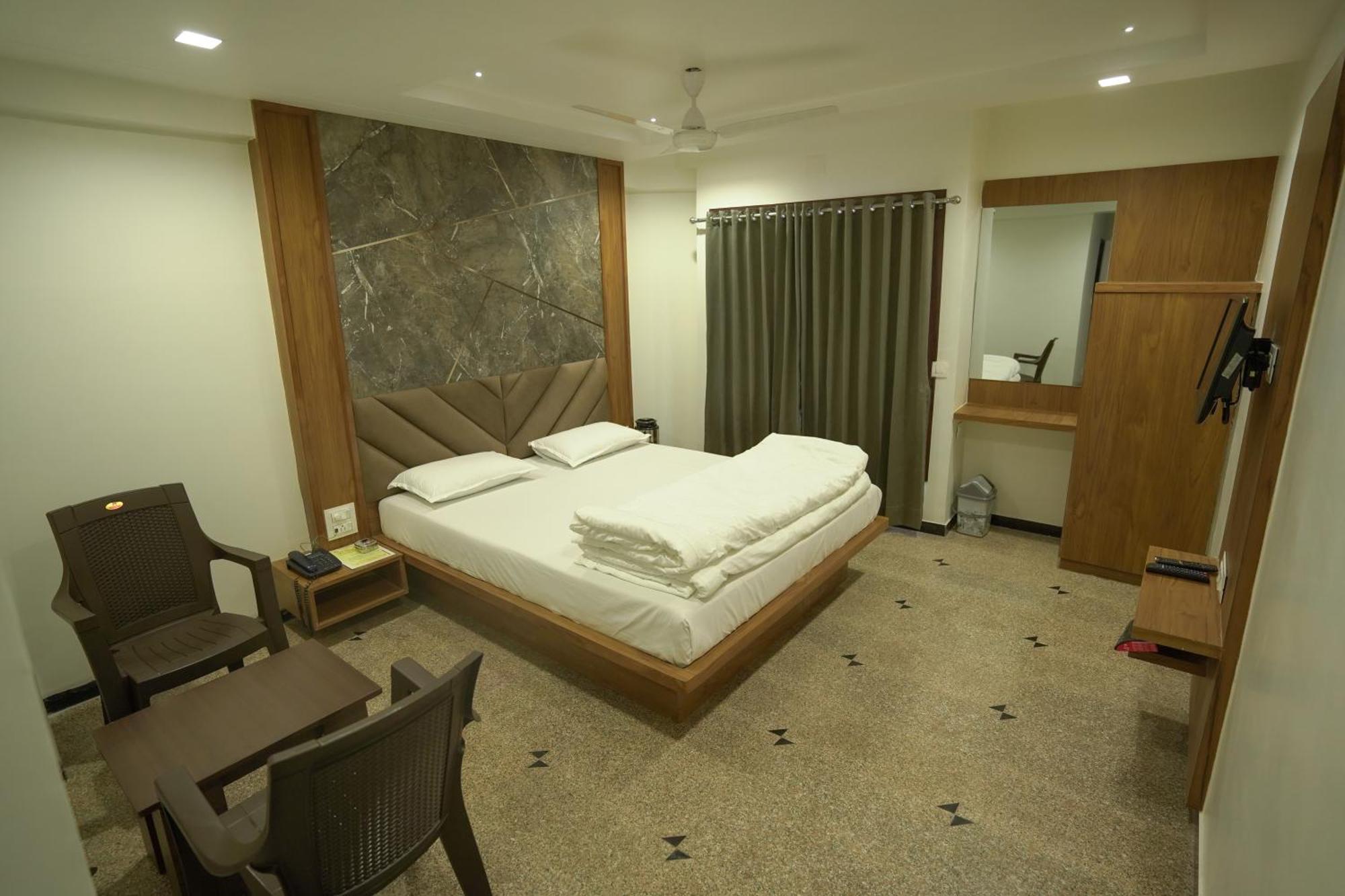 Hotel Shertown Ahmedabad Bagian luar foto