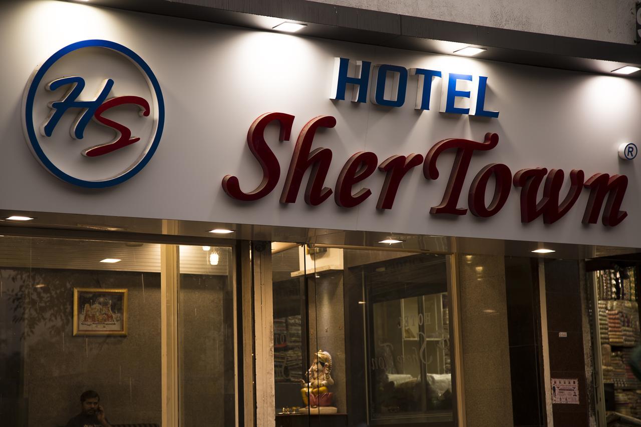 Hotel Shertown Ahmedabad Bagian luar foto