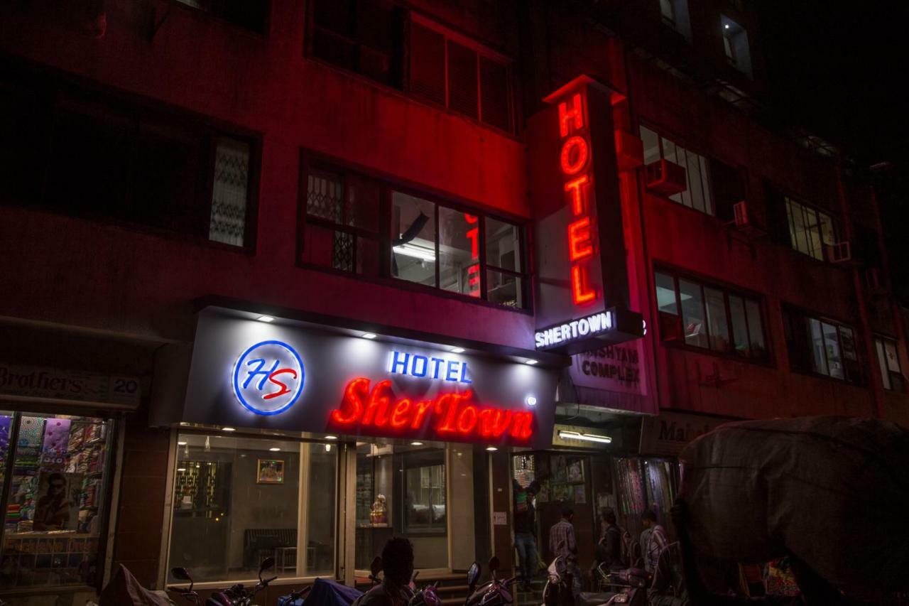 Hotel Shertown Ahmedabad Bagian luar foto